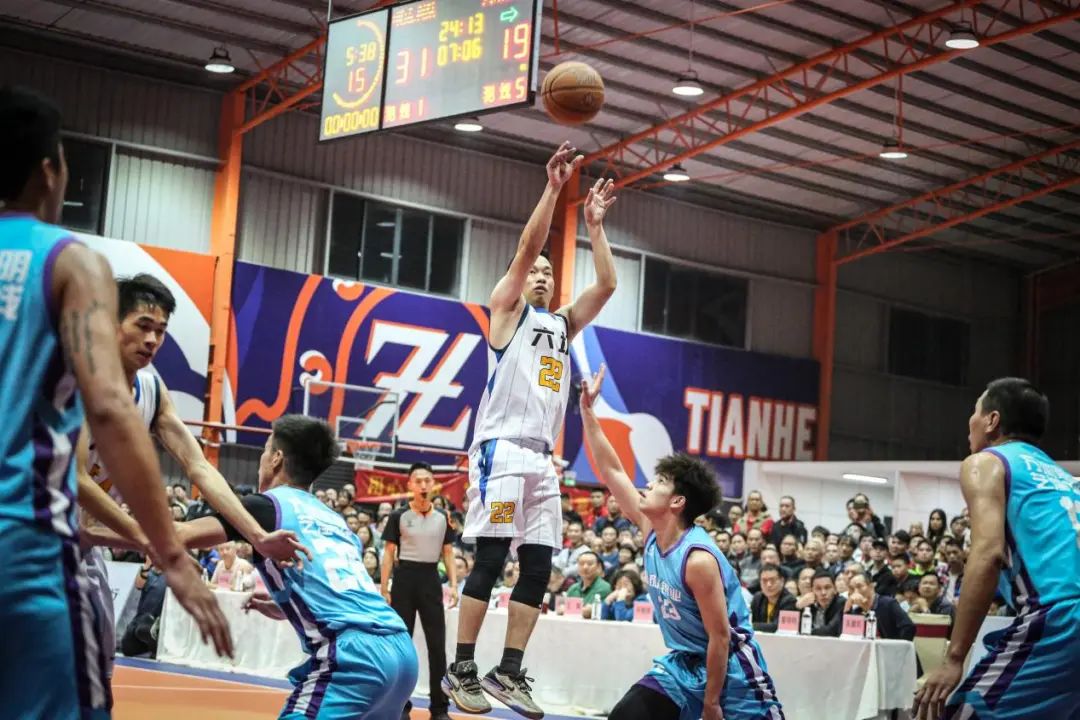 关于篮球对决中球员们拼尽全力，不畏强敌的信息