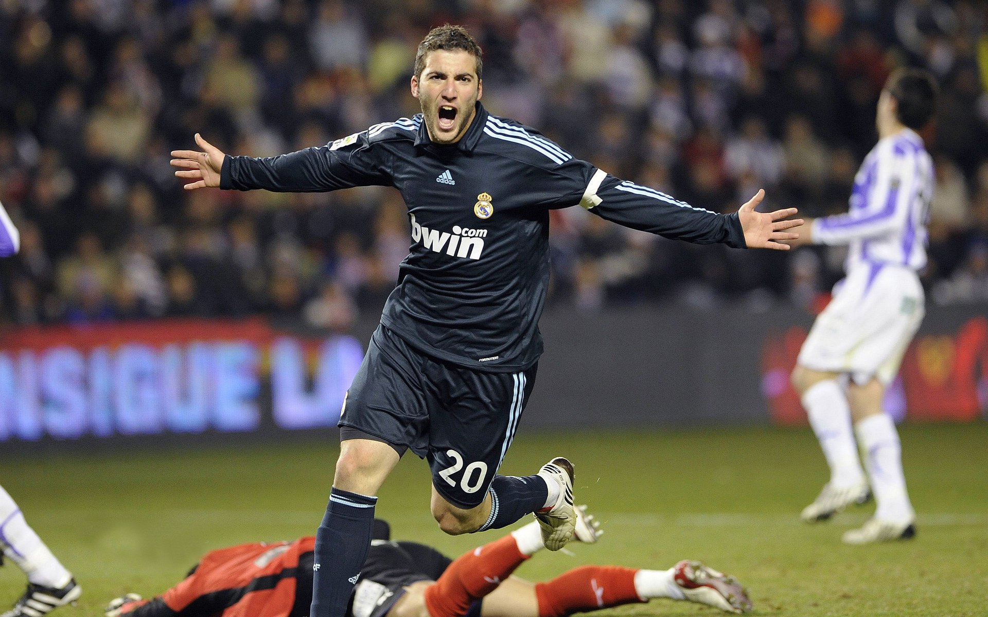 跨界王者,当猛龙完胜国王,詹姆斯在F1赛道接管年度争冠