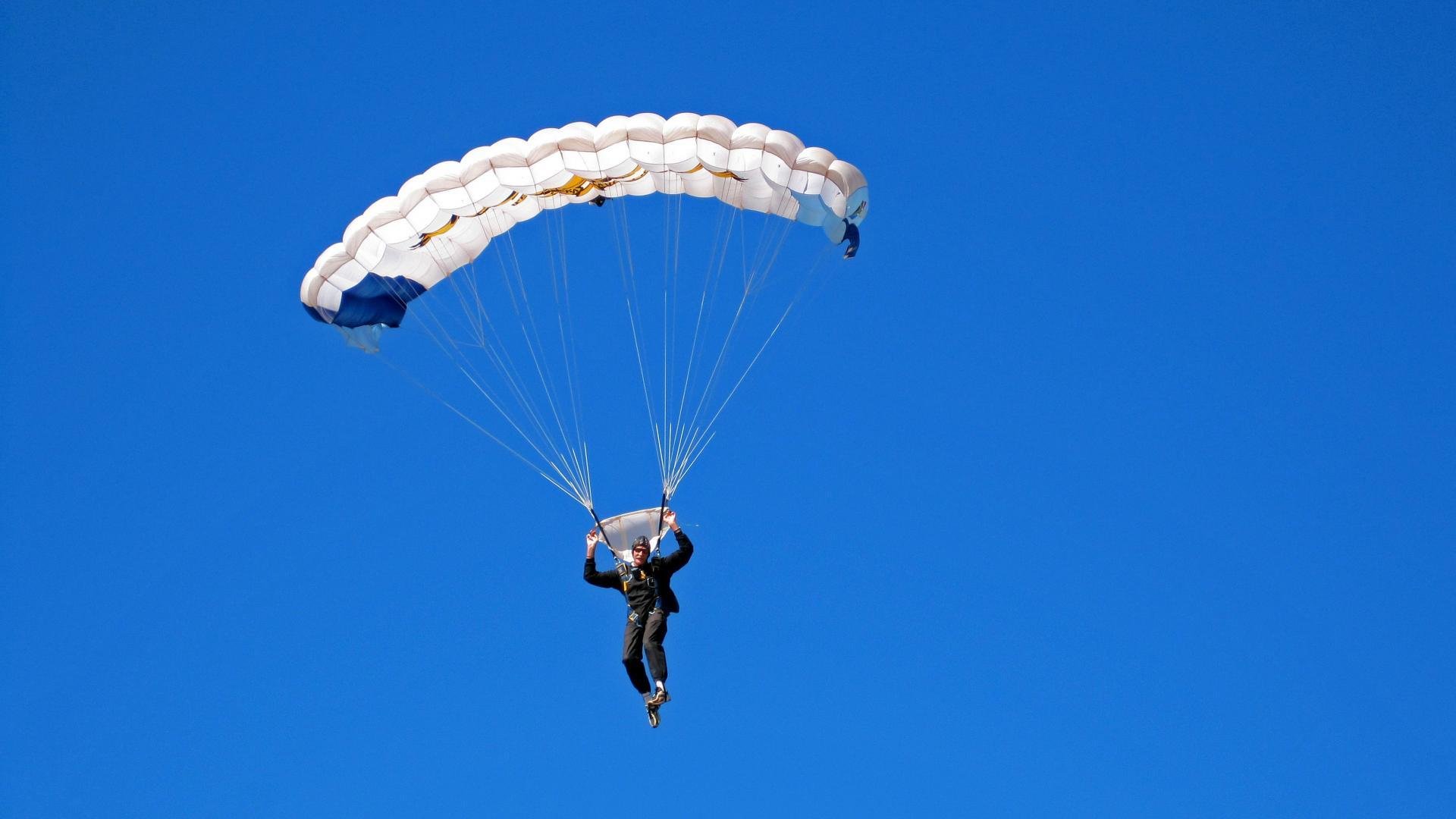 绿茵场与赛道间的唯一对决,当拉齐奥封锁塞内加尔,马丁内利在F1的终极接管